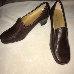 Rockport Leather Heeled Slip on loafers Size 7.5W.